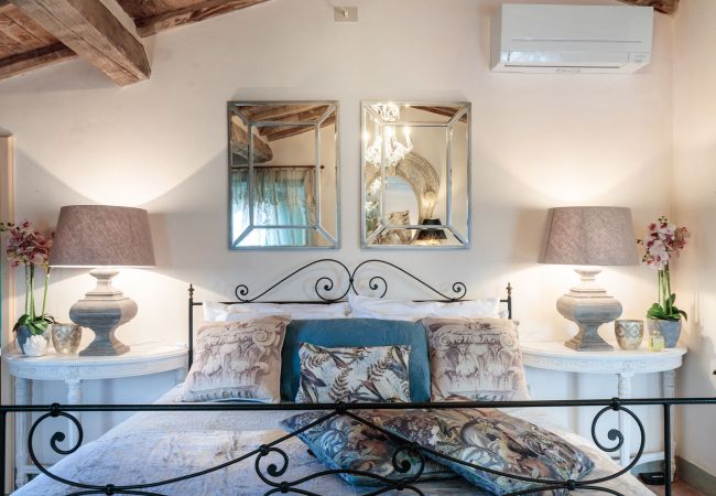 Villa em Lucca - Villa Gufo The Place to Be. Panoramic Private Pool with a Lucca View and Private Tennis Court Villa em Lucca - Villa Gufo The Place to Be. Panoramic Private Pool with a Lucca View and Private Tennis Court