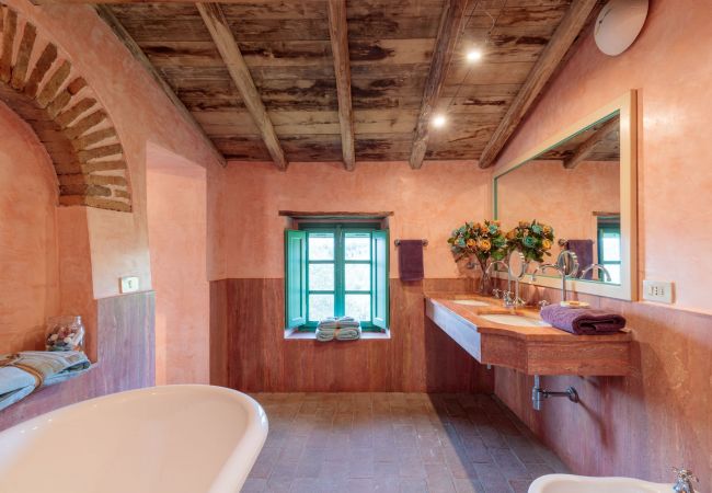 Villa em Lucca - Villa Gufo The Place to Be. Panoramic Private Pool with a Lucca View and Private Tennis Court Villa em Lucca - Villa Gufo The Place to Be. Panoramic Private Pool with a Lucca View and Private Tennis Court