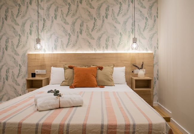 Apartamento em Valencia - Port Suite I | 4 Viajeros | AC & WiFi | 15 min Ciudad Artes