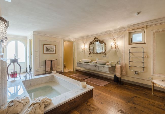 Villa em Lucca - Luxury Wine Estate Villa Framed Among Lucca' Hills Villa em Lucca - Luxury Wine Estate Villa Framed Among Lucca' Hills