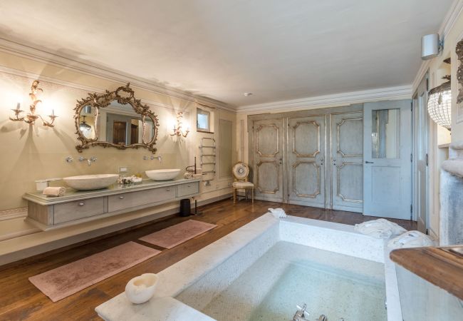 Villa em Lucca - Luxury Wine Estate Villa Framed Among Lucca' Hills Villa em Lucca - Luxury Wine Estate Villa Framed Among Lucca' Hills