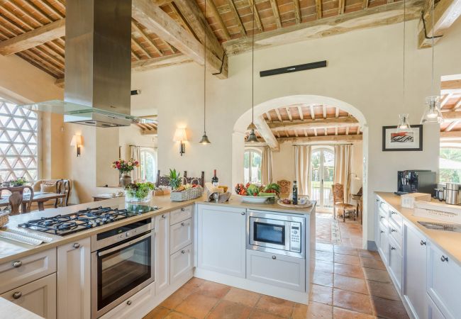 Villa em Lucca - Luxury Wine Estate Villa Framed Among Lucca' Hills Villa em Lucca - Luxury Wine Estate Villa Framed Among Lucca' Hills