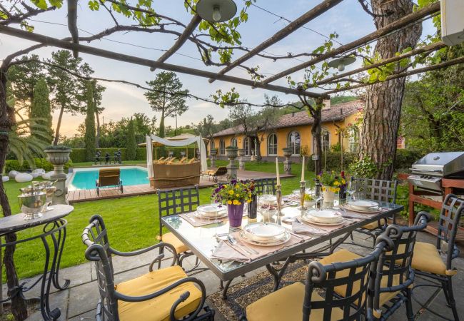 Villa em Lucca - Luxury Wine Estate Villa Framed Among Lucca' Hills Villa em Lucca - Luxury Wine Estate Villa Framed Among Lucca' Hills