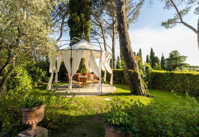 Villa em Lucca - Luxury Wine Estate Villa Framed Among Lucca' Hills Villa em Lucca - Luxury Wine Estate Villa Framed Among Lucca' Hills