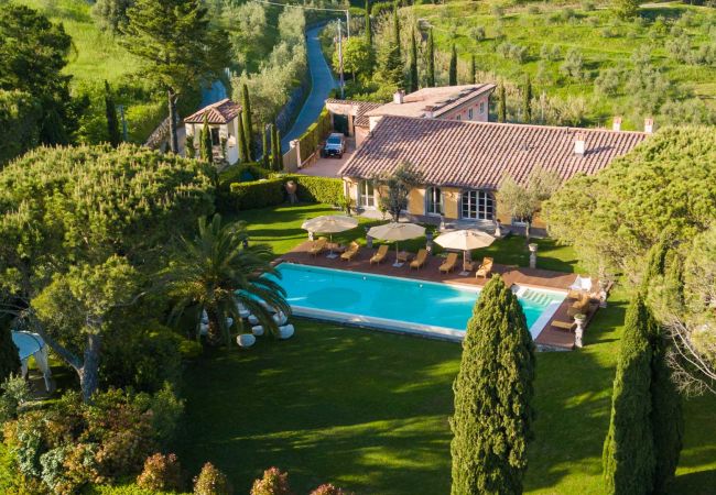 Villa em Lucca - Luxury Wine Estate Villa Framed Among Lucca' Hills Villa em Lucca - Luxury Wine Estate Villa Framed Among Lucca' Hills