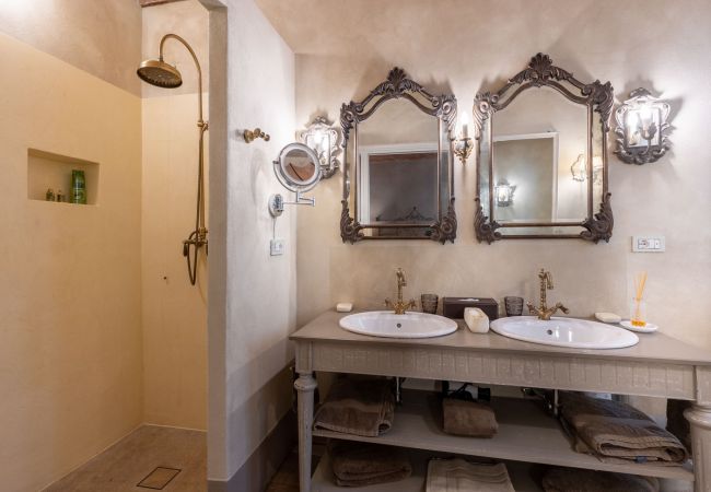 Villa em Lucca - Luxury Wine Estate Villa Framed Among Lucca' Hills Villa em Lucca - Luxury Wine Estate Villa Framed Among Lucca' Hills