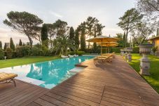 Villa em Lucca - Luxury Wine Estate Villa Framed Among Lucca' Hills
