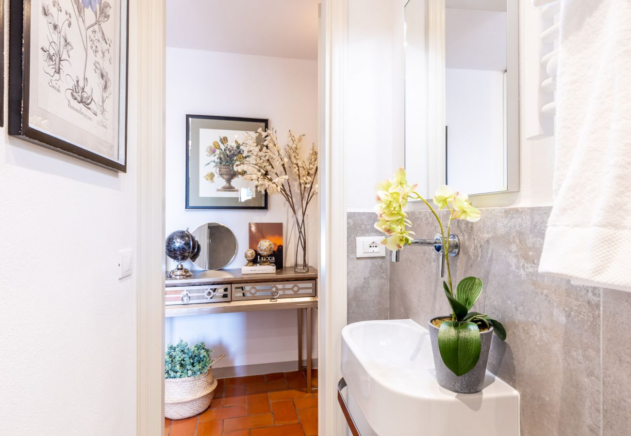 Apartamento em Lucca - A Million Dollar's View: the Lucca Colosseum. Luxury 1 bedroom 1 Bathroom Apartment Apartamento em Lucca - A Million Dollar's View: the Lucca Colosseum. Luxury 1 bedroom 1 Bathroom Apartment