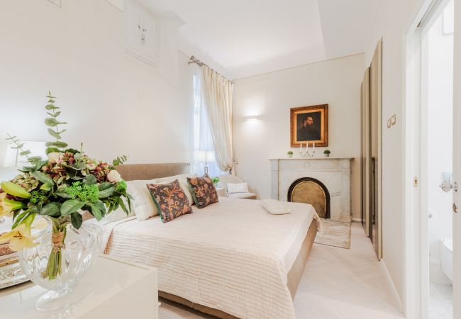 Apartamento em Lucca - Luxury 3 Bedrooms Apartment with Elevator inside Lucca by the Main Square Piazza San Michele  Apartamento em Lucca - Luxury 3 Bedrooms Apartment with Elevator inside Lucca by the Main Square Piazza San Michele