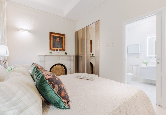 Apartamento em Lucca - Luxury 3 Bedrooms Apartment with Elevator inside Lucca by the Main Square Piazza San Michele  Apartamento em Lucca - Luxury 3 Bedrooms Apartment with Elevator inside Lucca by the Main Square Piazza San Michele