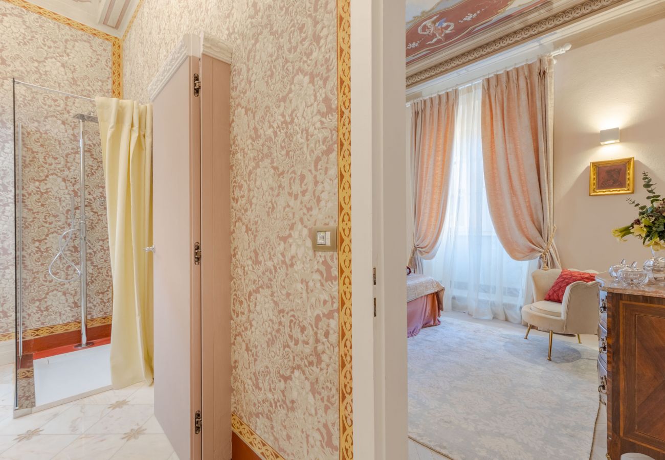 Apartamento em Lucca - Luxury 3 Bedrooms Apartment with Elevator inside Lucca by the Main Square Piazza San Michele  Apartamento em Lucca - Luxury 3 Bedrooms Apartment with Elevator inside Lucca by the Main Square Piazza San Michele