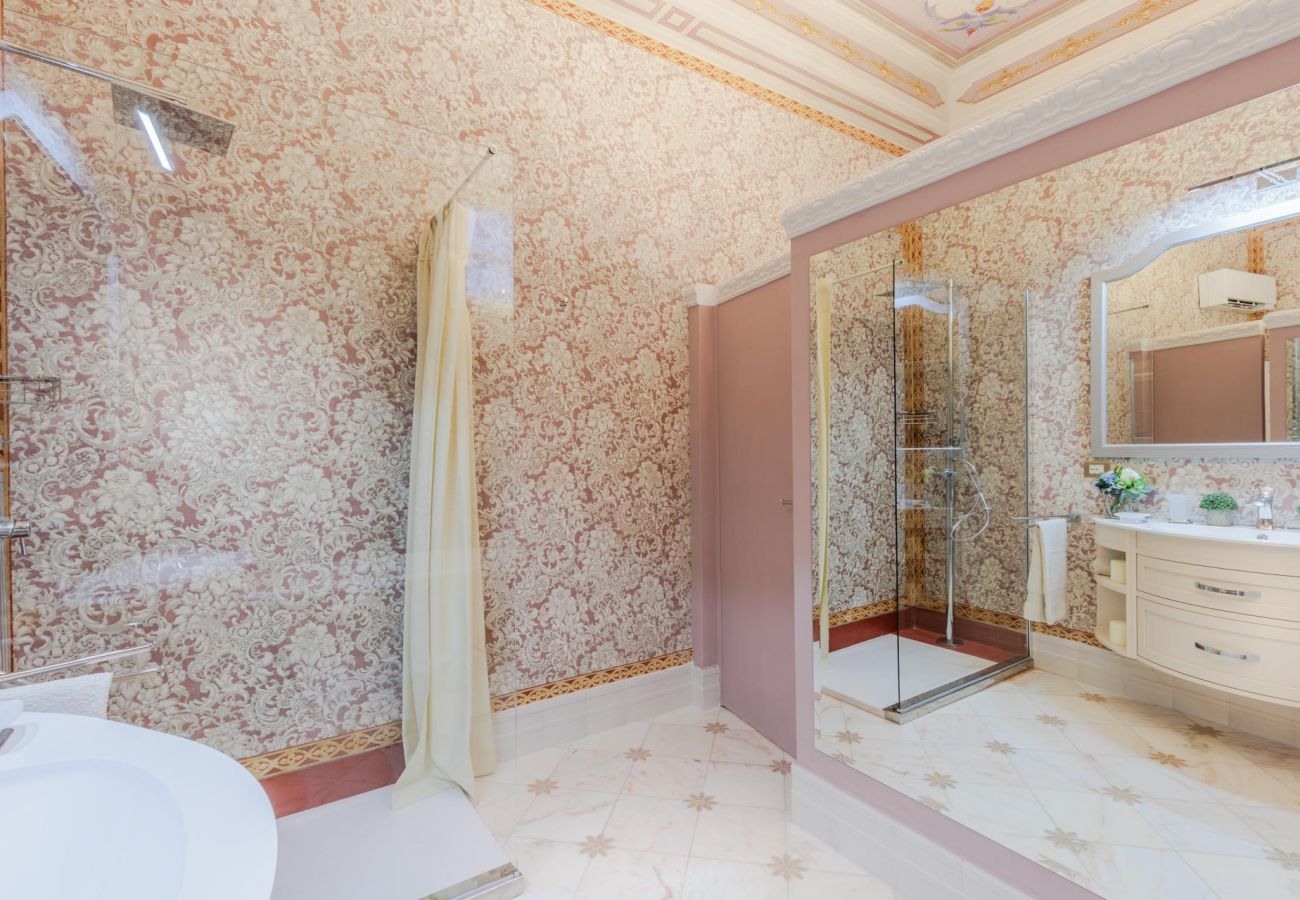 Apartamento em Lucca - Luxury 3 Bedrooms Apartment with Elevator inside Lucca by the Main Square Piazza San Michele  Apartamento em Lucca - Luxury 3 Bedrooms Apartment with Elevator inside Lucca by the Main Square Piazza San Michele