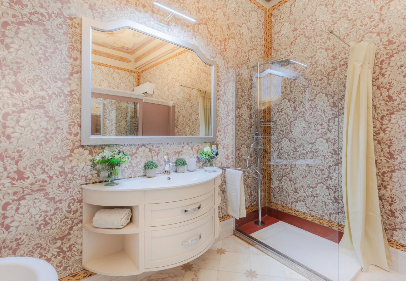 Apartamento em Lucca - Luxury 3 Bedrooms Apartment with Elevator inside Lucca by the Main Square Piazza San Michele  Apartamento em Lucca - Luxury 3 Bedrooms Apartment with Elevator inside Lucca by the Main Square Piazza San Michele