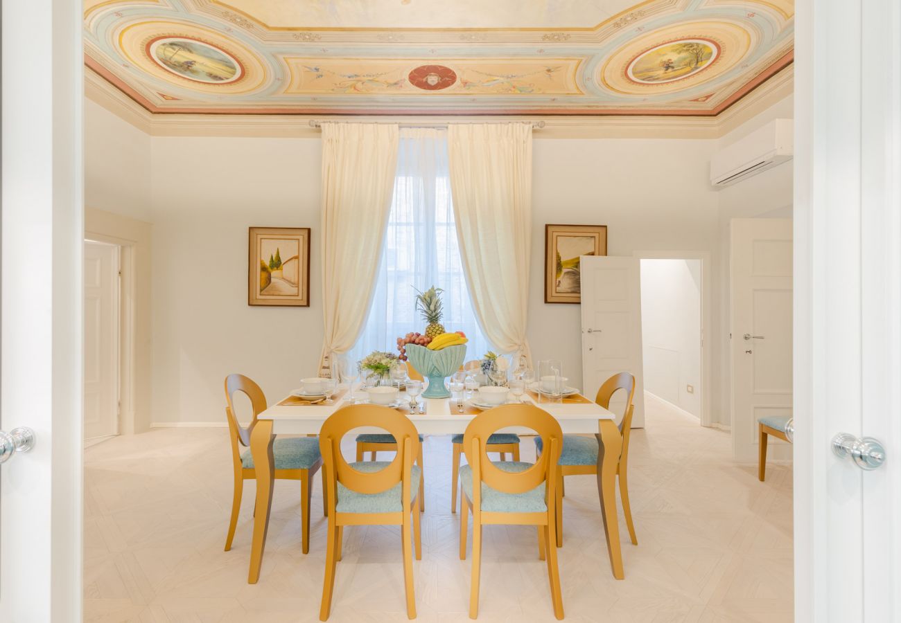 Apartamento em Lucca - Luxury 3 Bedrooms Apartment with Elevator inside Lucca by the Main Square Piazza San Michele  Apartamento em Lucca - Luxury 3 Bedrooms Apartment with Elevator inside Lucca by the Main Square Piazza San Michele
