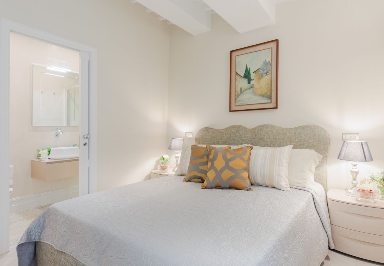 Apartamento em Lucca - Luxury 3 Bedrooms Apartment with Elevator inside Lucca by the Main Square Piazza San Michele  Apartamento em Lucca - Luxury 3 Bedrooms Apartment with Elevator inside Lucca by the Main Square Piazza San Michele
