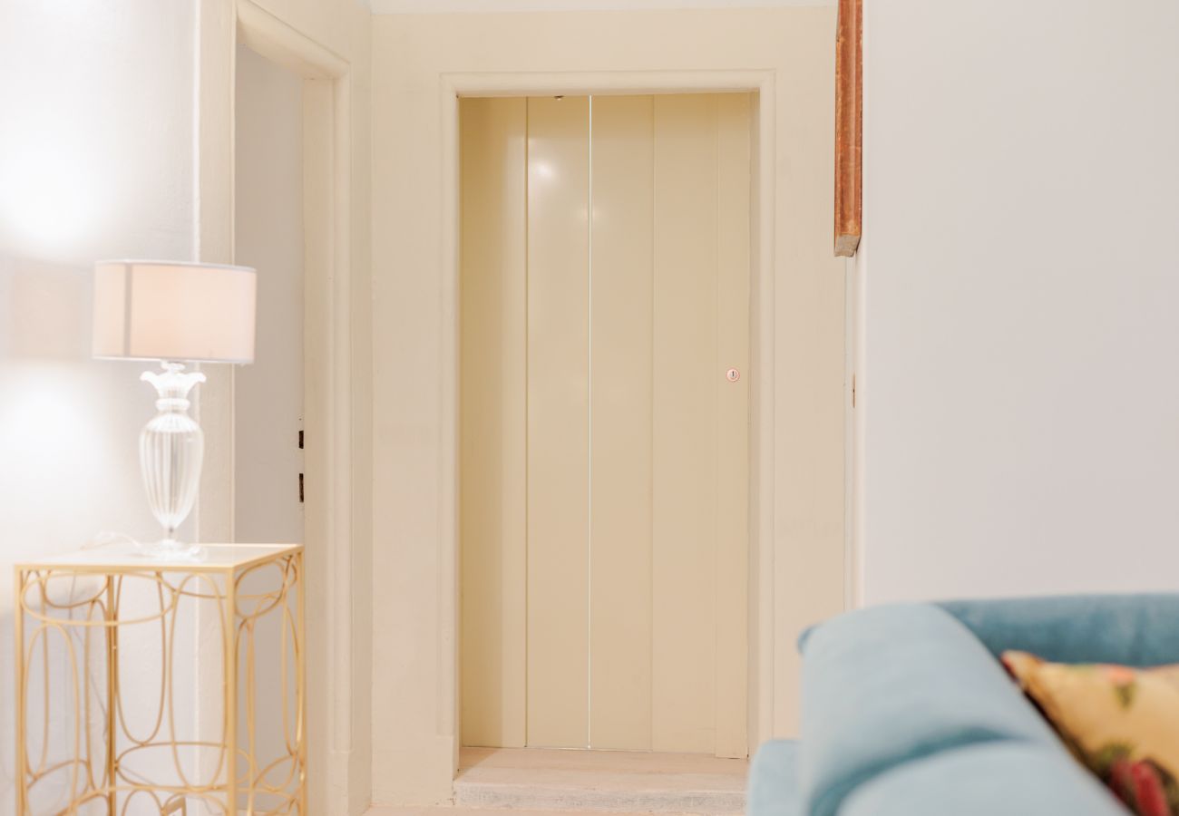 Apartamento em Lucca - Luxury 3 Bedrooms Apartment with Elevator inside Lucca by the Main Square Piazza San Michele  Apartamento em Lucca - Luxury 3 Bedrooms Apartment with Elevator inside Lucca by the Main Square Piazza San Michele