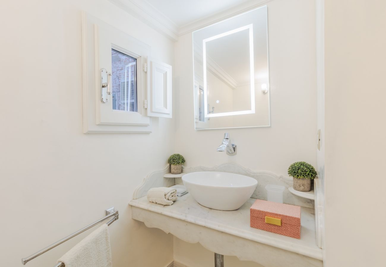 Apartamento em Lucca - Luxury 3 Bedrooms Apartment with Elevator inside Lucca by the Main Square Piazza San Michele  Apartamento em Lucca - Luxury 3 Bedrooms Apartment with Elevator inside Lucca by the Main Square Piazza San Michele