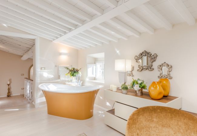 Apartamento em Lucca - Grand 3 bedrooms Apartment with elevator inside the walls of Lucca Apartamento em Lucca - Grand 3 bedrooms Apartment with elevator inside the walls of Lucca