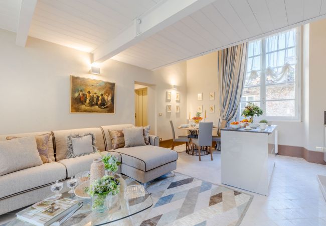 Apartamento em Lucca - Luxury 1 Bedroom Apartment with Elevator inside the Walls of Lucca by the Main Square Piazza San Michele Apartamento em Lucca - Luxury 1 Bedroom Apartment with Elevator inside the Walls of Lucca by the Main Square Piazza San Michele