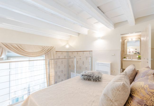 Apartamento em Lucca - Luxury 1 Bedroom Apartment with Elevator inside the Walls of Lucca by the Main Square Piazza San Michele Apartamento em Lucca - Luxury 1 Bedroom Apartment with Elevator inside the Walls of Lucca by the Main Square Piazza San Michele