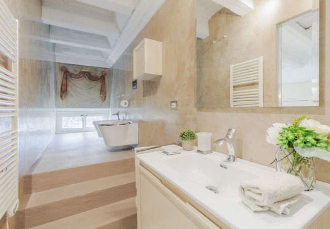 Apartamento em Lucca - Luxury 1 Bedroom Apartment with Elevator inside the Walls of Lucca by the Main Square Piazza San Michele Apartamento em Lucca - Luxury 1 Bedroom Apartment with Elevator inside the Walls of Lucca by the Main Square Piazza San Michele