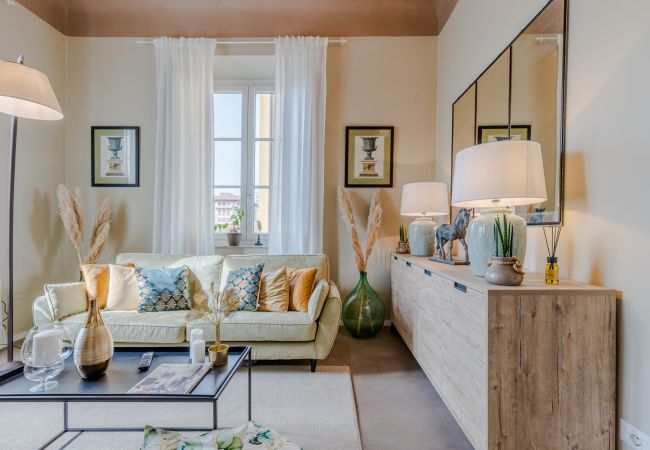 Apartamento em Lucca - Casa Gina, a modern charming urban retreat with free parking by the train station and the Walls of Lucca Apartamento em Lucca - Casa Gina, a modern charming urban retreat with free parking by the train station and the Walls of Lucca