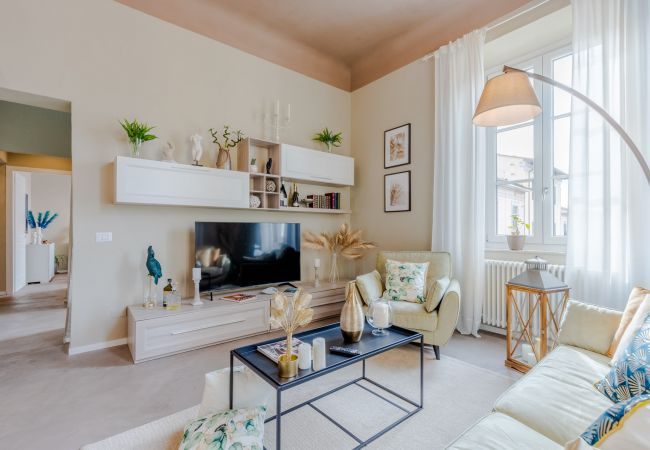 Apartamento em Lucca - Casa Gina, a modern charming urban retreat with free parking by the train station and the Walls of Lucca Apartamento em Lucca - Casa Gina, a modern charming urban retreat with free parking by the train station and the Walls of Lucca