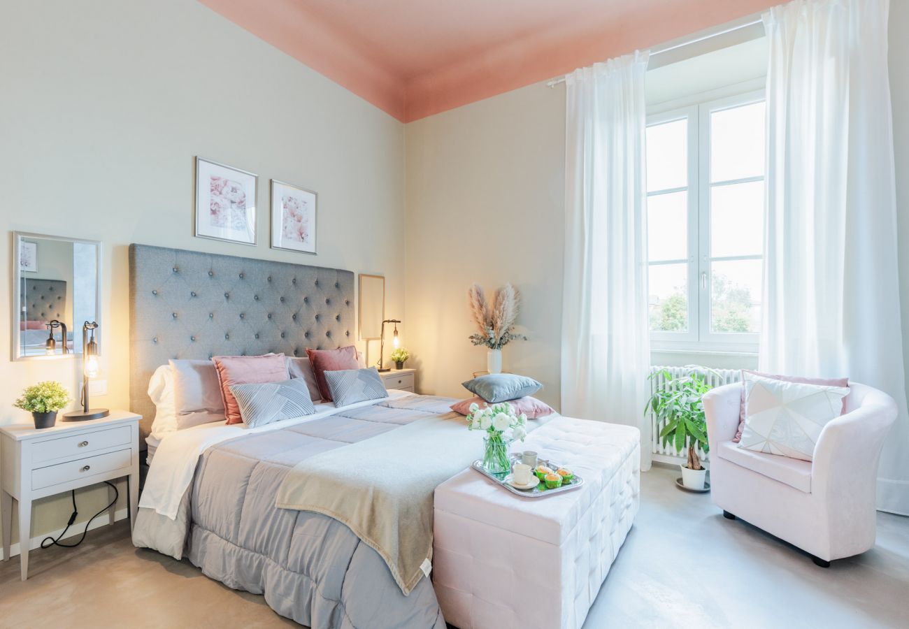 Apartamento em Lucca - Casa Gina, a modern charming urban retreat with free parking by the train station and the Walls of Lucca Apartamento em Lucca - Casa Gina, a modern charming urban retreat with free parking by the train station and the Walls of Lucca