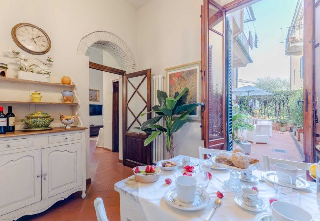 Apartamento em Lucca - The Garden Along The Stream, romantic apartment with private garden inside the walls of Lucca Apartamento em Lucca - The Garden Along The Stream, romantic apartment with private garden inside the walls of Lucca