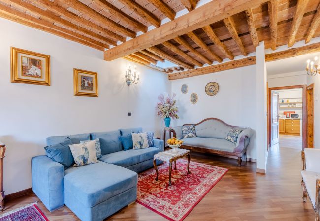 Apartamento em Lucca - Casa La Guardia, a Classic 3 bedrooms Panoramic Apartment inside a Medieval tower dating back to 1100s within the Walls of Lucca Apartamento em Lucca - Casa La Guardia, a Classic 3 bedrooms Panoramic Apartment inside a Medieval tower dating back to 1100s within the Walls of Lucca