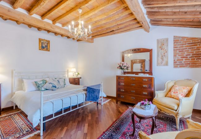 Apartamento em Lucca - Casa La Guardia, a Classic 3 bedrooms Panoramic Apartment inside a Medieval tower dating back to 1100s within the Walls of Lucca Apartamento em Lucca - Casa La Guardia, a Classic 3 bedrooms Panoramic Apartment inside a Medieval tower dating back to 1100s within the Walls of Lucca