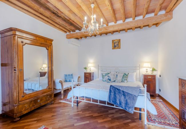 Apartamento em Lucca - Casa La Guardia, a Classic 3 bedrooms Panoramic Apartment inside a Medieval tower dating back to 1100s within the Walls of Lucca Apartamento em Lucca - Casa La Guardia, a Classic 3 bedrooms Panoramic Apartment inside a Medieval tower dating back to 1100s within the Walls of Lucca