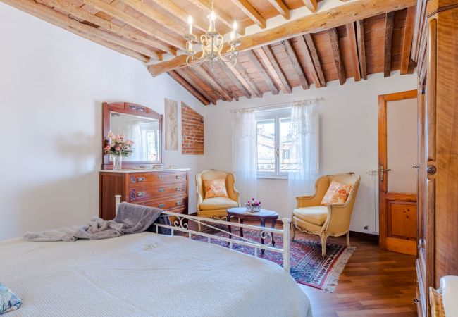 Apartamento em Lucca - Casa La Guardia, a Classic 3 bedrooms Panoramic Apartment inside a Medieval tower dating back to 1100s within the Walls of Lucca Apartamento em Lucca - Casa La Guardia, a Classic 3 bedrooms Panoramic Apartment inside a Medieval tower dating back to 1100s within the Walls of Lucca