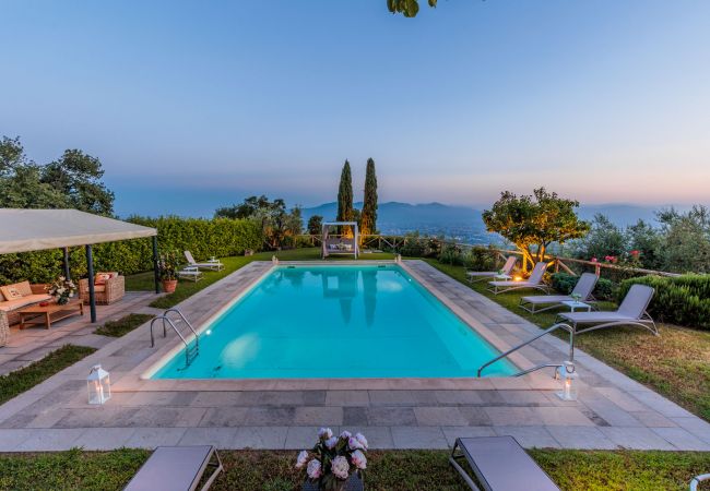 Villa em Lucca - Tuscan Fizz, a traditional Stone Farmhouse with Private Pool and Amazing View among the Vineyards in Lucca Villa em Lucca - Tuscan Fizz, a traditional Stone Farmhouse with Private Pool and Amazing View among the Vineyards in Lucca