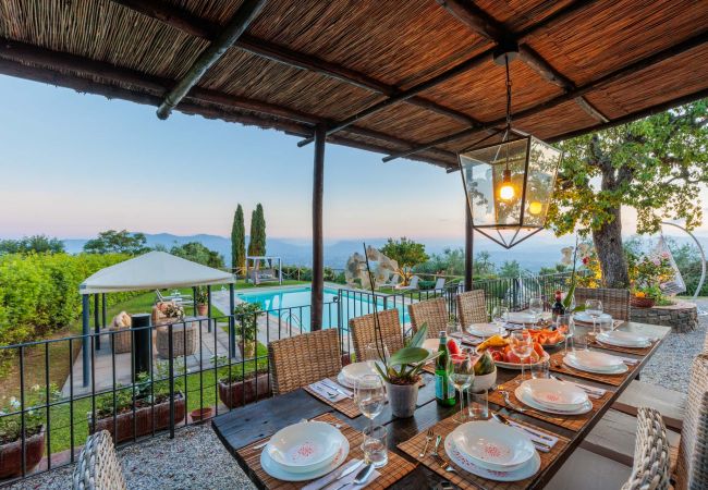 Villa em Lucca - Tuscan Fizz, a traditional Stone Farmhouse with Private Pool and Amazing View among the Vineyards in Lucca Villa em Lucca - Tuscan Fizz, a traditional Stone Farmhouse with Private Pool and Amazing View among the Vineyards in Lucca
