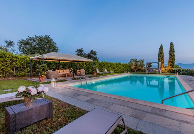 Villa em Lucca - Tuscan Fizz, a traditional Stone Farmhouse with Private Pool and Amazing View among the Vineyards in Lucca Villa em Lucca - Tuscan Fizz, a traditional Stone Farmhouse with Private Pool and Amazing View among the Vineyards in Lucca