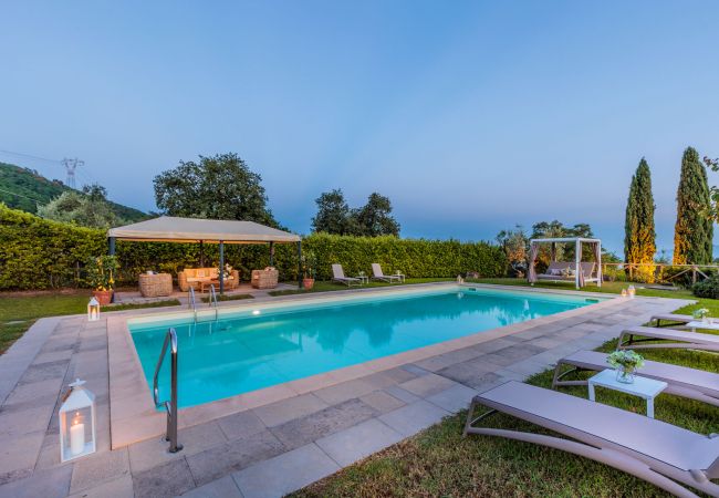 Villa em Lucca - Tuscan Fizz, a traditional Stone Farmhouse with Private Pool and Amazing View among the Vineyards in Lucca Villa em Lucca - Tuscan Fizz, a traditional Stone Farmhouse with Private Pool and Amazing View among the Vineyards in Lucca