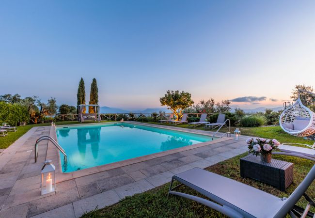 Villa em Lucca - Tuscan Fizz, a traditional Stone Farmhouse with Private Pool and Amazing View among the Vineyards in Lucca Villa em Lucca - Tuscan Fizz, a traditional Stone Farmhouse with Private Pool and Amazing View among the Vineyards in Lucca