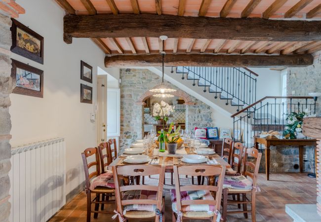 Villa em Lucca - Tuscan Fizz, a traditional Stone Farmhouse with Private Pool and Amazing View among the Vineyards in Lucca Villa em Lucca - Tuscan Fizz, a traditional Stone Farmhouse with Private Pool and Amazing View among the Vineyards in Lucca