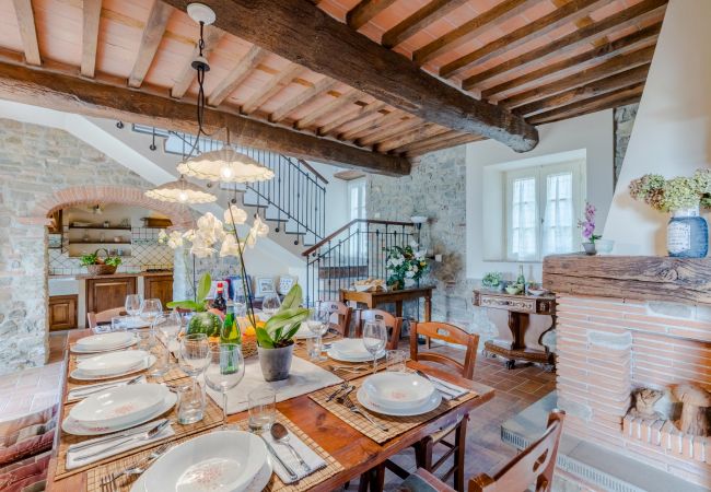 Villa em Lucca - Tuscan Fizz, a traditional Stone Farmhouse with Private Pool and Amazing View among the Vineyards in Lucca Villa em Lucca - Tuscan Fizz, a traditional Stone Farmhouse with Private Pool and Amazing View among the Vineyards in Lucca
