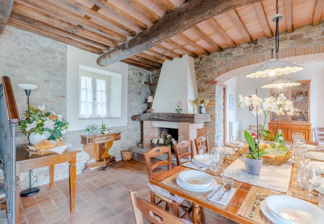 Villa em Lucca - Tuscan Fizz, a traditional Stone Farmhouse with Private Pool and Amazing View among the Vineyards in Lucca Villa em Lucca - Tuscan Fizz, a traditional Stone Farmhouse with Private Pool and Amazing View among the Vineyards in Lucca