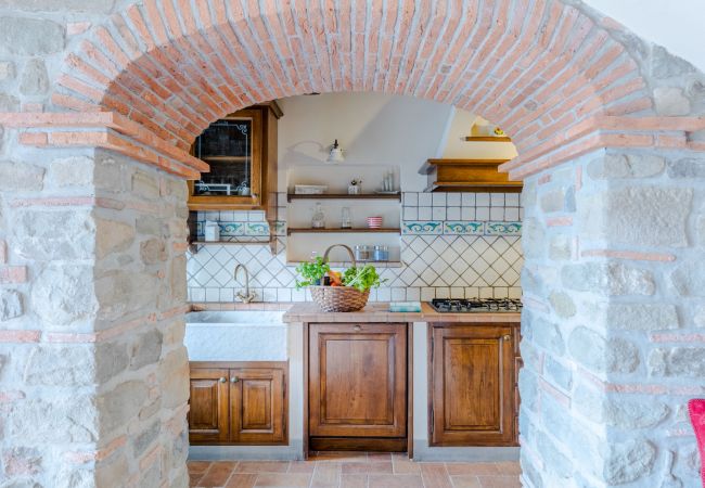 Villa em Lucca - Tuscan Fizz, a traditional Stone Farmhouse with Private Pool and Amazing View among the Vineyards in Lucca Villa em Lucca - Tuscan Fizz, a traditional Stone Farmhouse with Private Pool and Amazing View among the Vineyards in Lucca