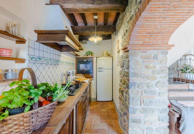 Villa em Lucca - Tuscan Fizz, a traditional Stone Farmhouse with Private Pool and Amazing View among the Vineyards in Lucca Villa em Lucca - Tuscan Fizz, a traditional Stone Farmhouse with Private Pool and Amazing View among the Vineyards in Lucca