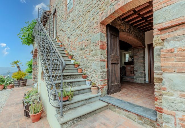 Villa em Lucca - Tuscan Fizz, a traditional Stone Farmhouse with Private Pool and Amazing View among the Vineyards in Lucca Villa em Lucca - Tuscan Fizz, a traditional Stone Farmhouse with Private Pool and Amazing View among the Vineyards in Lucca