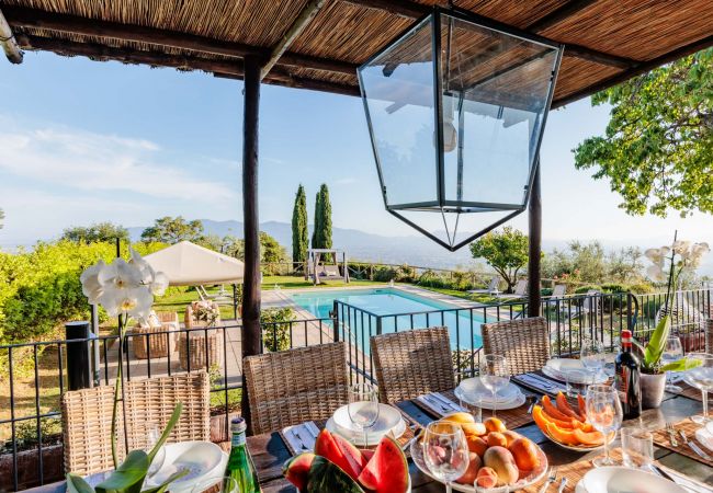 Villa em Lucca - Tuscan Fizz, a traditional Stone Farmhouse with Private Pool and Amazing View among the Vineyards in Lucca Villa em Lucca - Tuscan Fizz, a traditional Stone Farmhouse with Private Pool and Amazing View among the Vineyards in Lucca