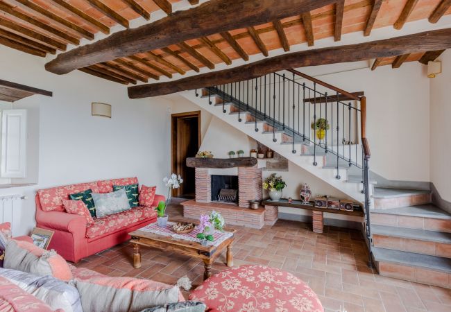 Villa em Lucca - Tuscan Fizz, a traditional Stone Farmhouse with Private Pool and Amazing View among the Vineyards in Lucca Villa em Lucca - Tuscan Fizz, a traditional Stone Farmhouse with Private Pool and Amazing View among the Vineyards in Lucca