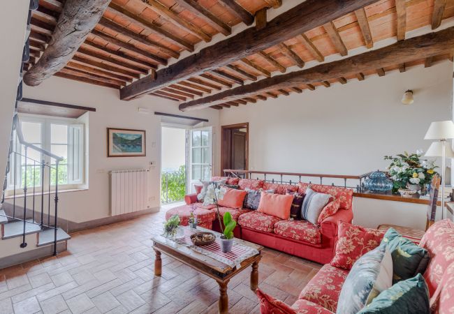Villa em Lucca - Tuscan Fizz, a traditional Stone Farmhouse with Private Pool and Amazing View among the Vineyards in Lucca Villa em Lucca - Tuscan Fizz, a traditional Stone Farmhouse with Private Pool and Amazing View among the Vineyards in Lucca