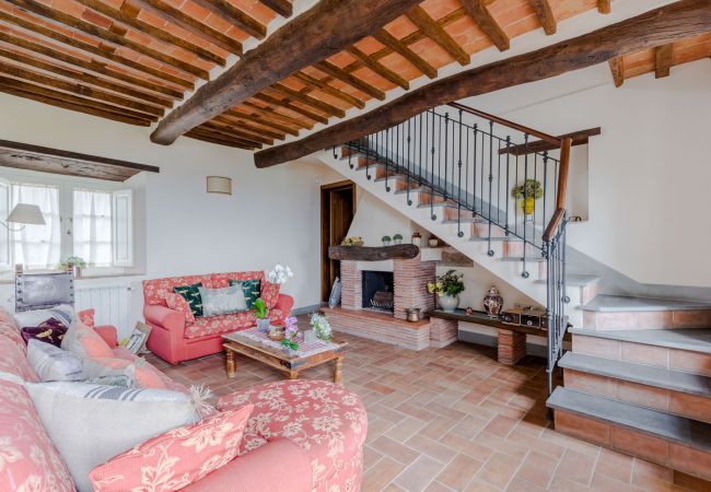 Villa em Lucca - Tuscan Fizz, a traditional Stone Farmhouse with Private Pool and Amazing View among the Vineyards in Lucca Villa em Lucca - Tuscan Fizz, a traditional Stone Farmhouse with Private Pool and Amazing View among the Vineyards in Lucca