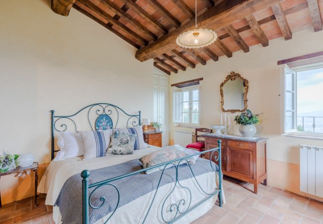 Villa em Lucca - Tuscan Fizz, a traditional Stone Farmhouse with Private Pool and Amazing View among the Vineyards in Lucca Villa em Lucca - Tuscan Fizz, a traditional Stone Farmhouse with Private Pool and Amazing View among the Vineyards in Lucca