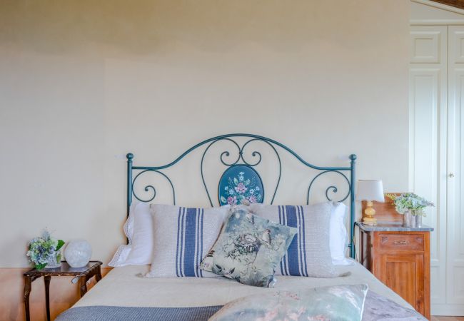 Villa em Lucca - Tuscan Fizz, a traditional Stone Farmhouse with Private Pool and Amazing View among the Vineyards in Lucca Villa em Lucca - Tuscan Fizz, a traditional Stone Farmhouse with Private Pool and Amazing View among the Vineyards in Lucca